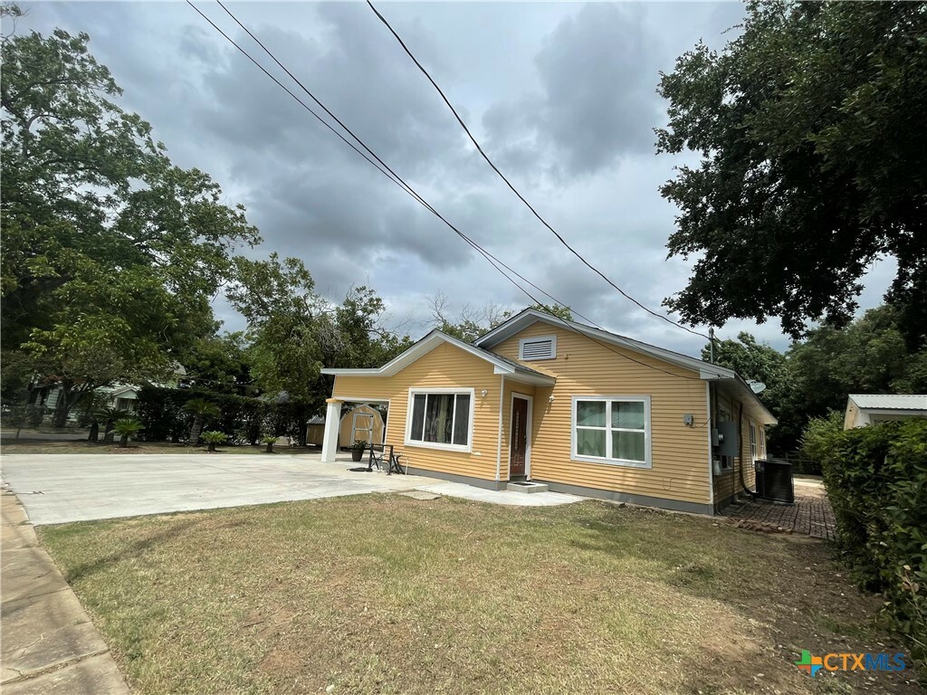 Property Photo:  328 W Krezdorn Street  TX 78155 