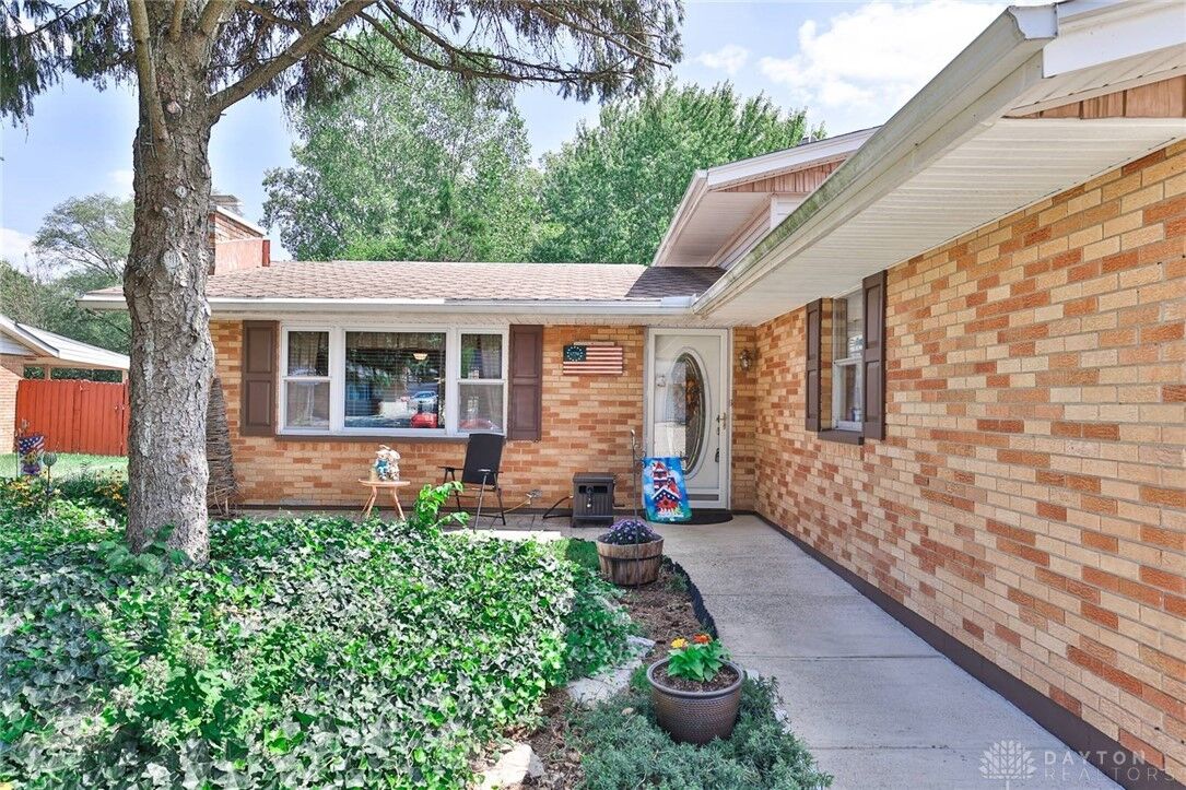Property Photo: 8025 Philadelphia Drive OH 45324