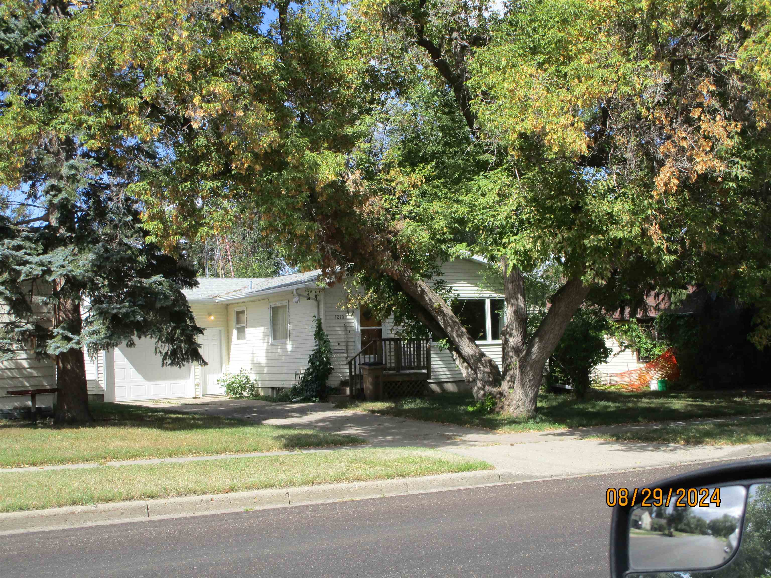 Property Photo:  1210 7th St.sw  ND 58701-0000 