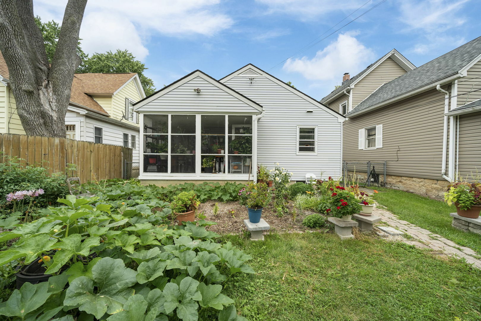 Property Photo:  721 Sexton Street  IL 60505 