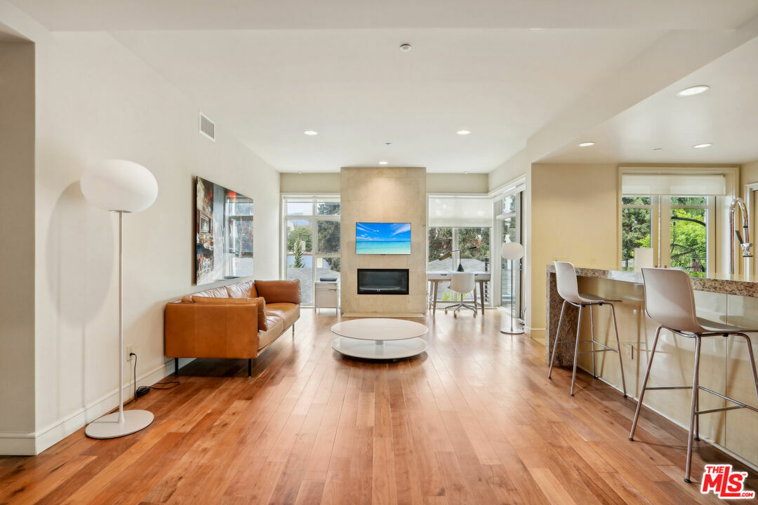 Property Photo:  447  N Doheny Dr 304  CA 90210 