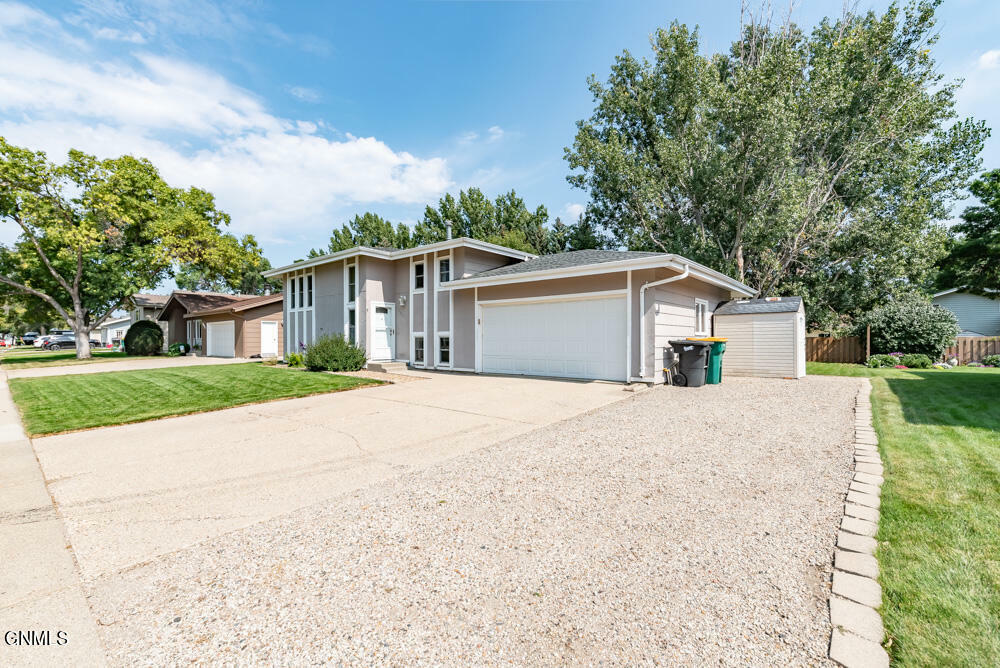 Property Photo:  1621 Omaha Drive  ND 58504 