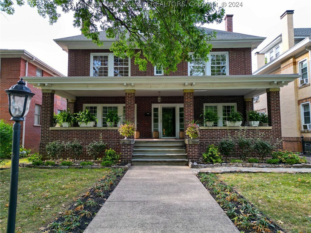 Property Photo: 906 13th Avenue WV 25701