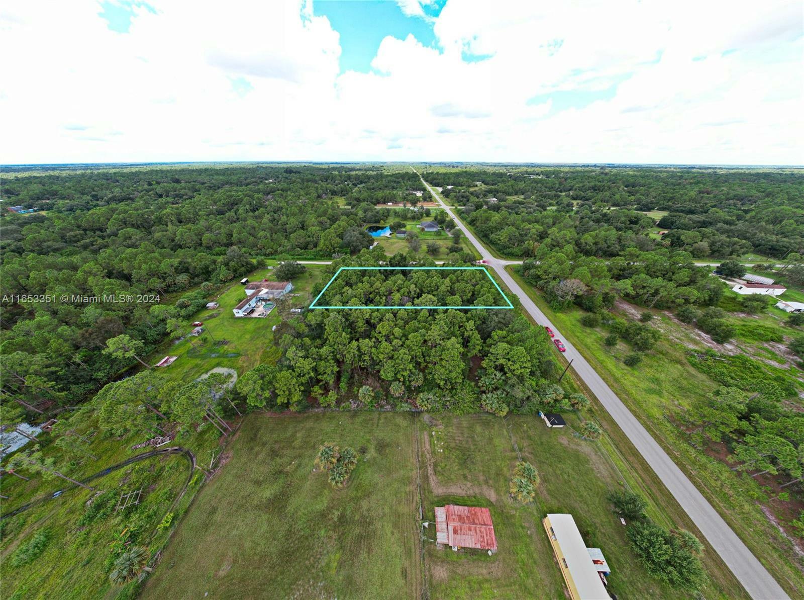 Property Photo:  524 Avenida Del Sur  FL 33440 