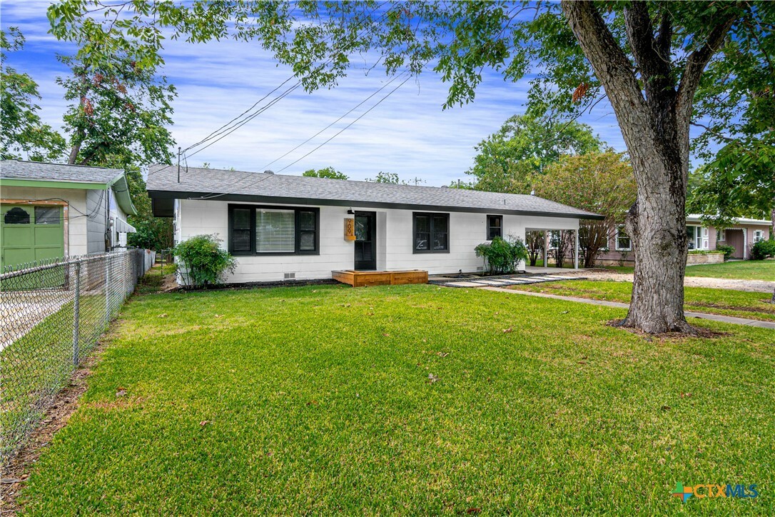 Property Photo:  909 E Ireland Street  TX 78155 