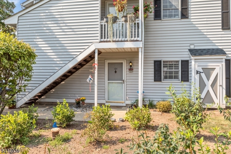 Property Photo:  121 Mockingbird Ct  NJ 08887 