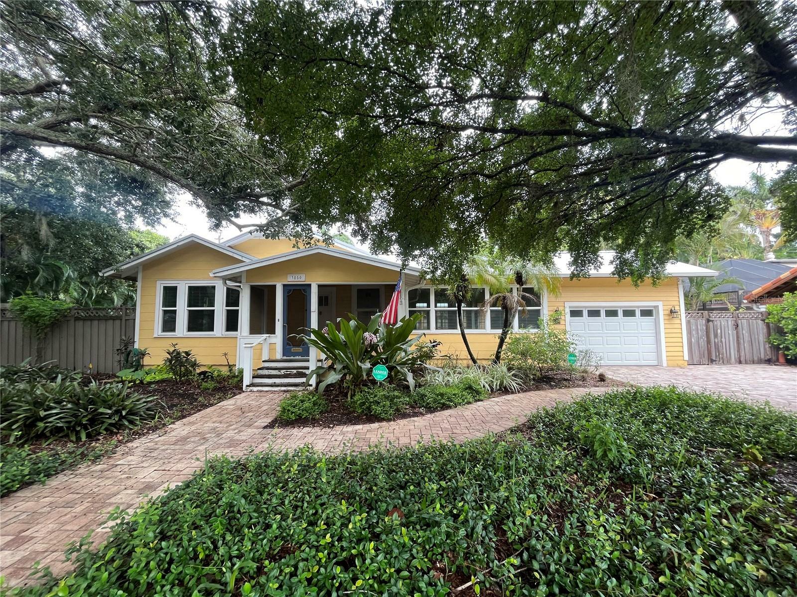 Property Photo:  3850 Flores Avenue  FL 34239 