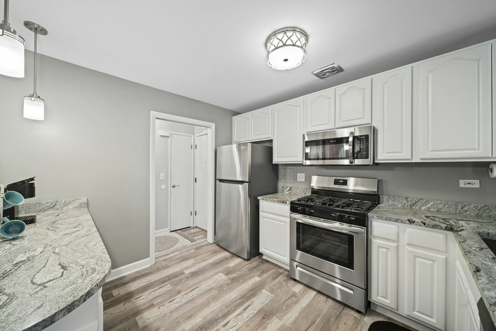 Property Photo:  111 N Lincoln Lane 2B  IL 60004 