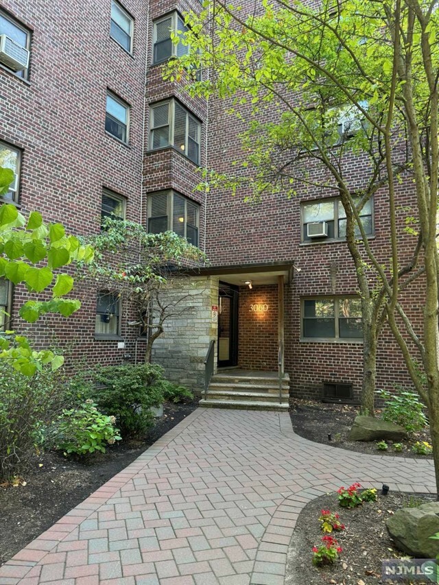 Property Photo:  3060 Edwin Avenue 2D  NJ 07024 