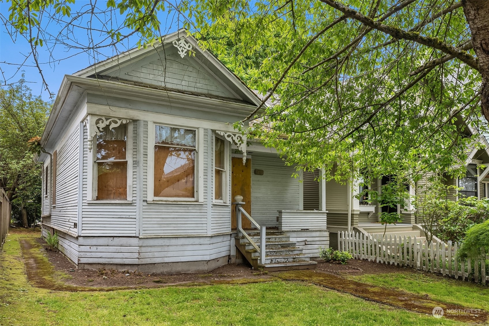 Property Photo:  1907 5th Avenue W  WA 98119 