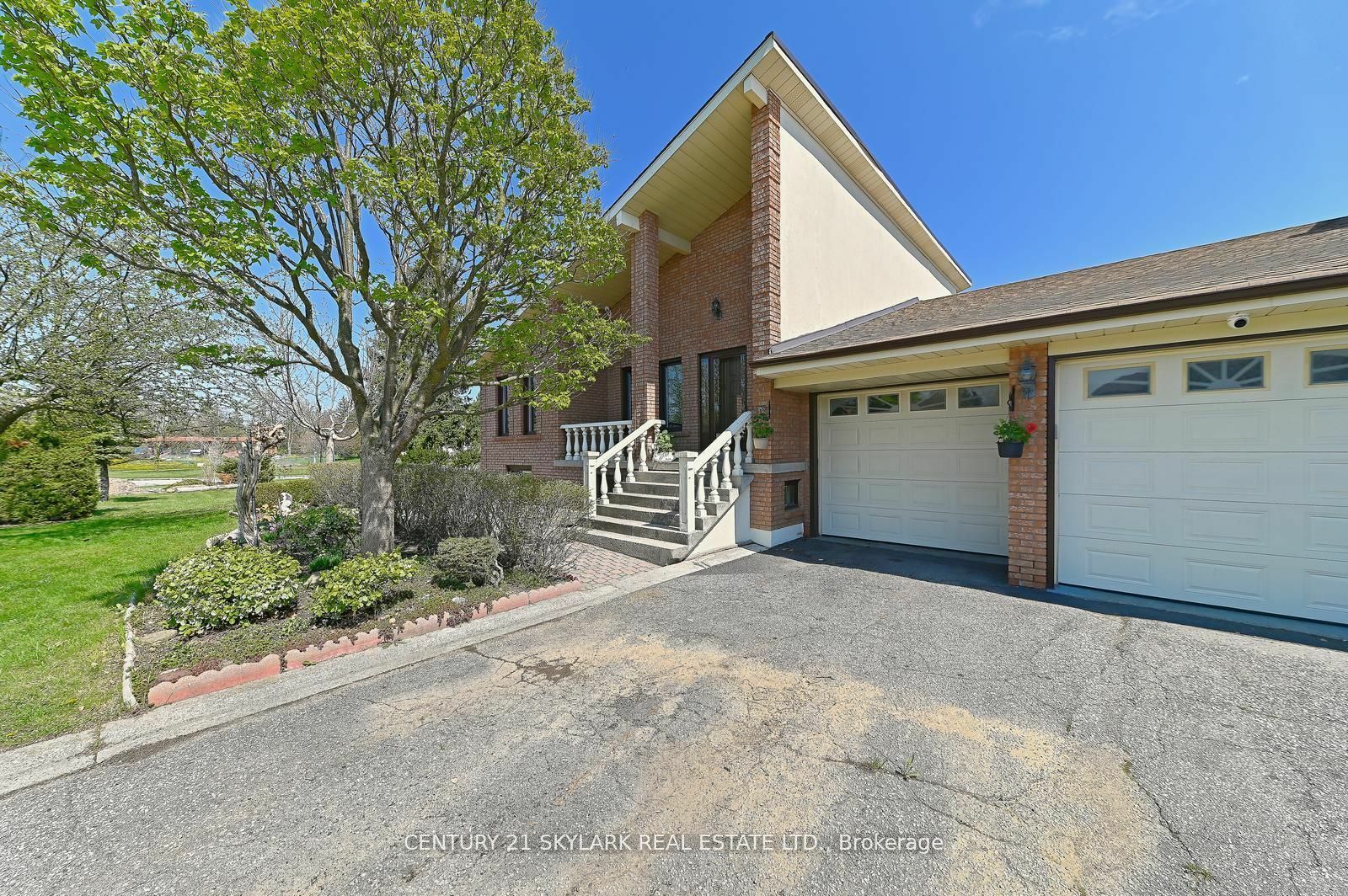 Property Photo:  9 Princess Andrea Crt  ON L6P 0G2 