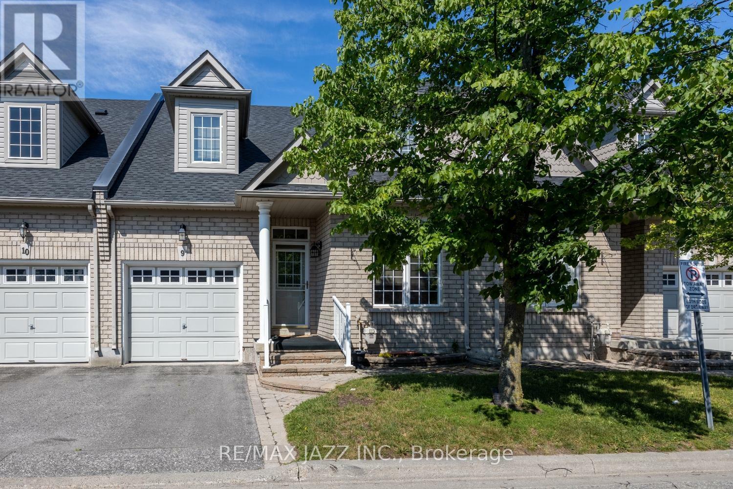 Property Photo:  19 Niagara Drive 9  ON L1G 8A7 