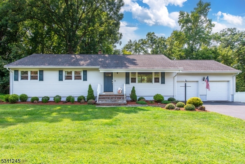 Property Photo:  11 Pin Oak Rd  NJ 07006 