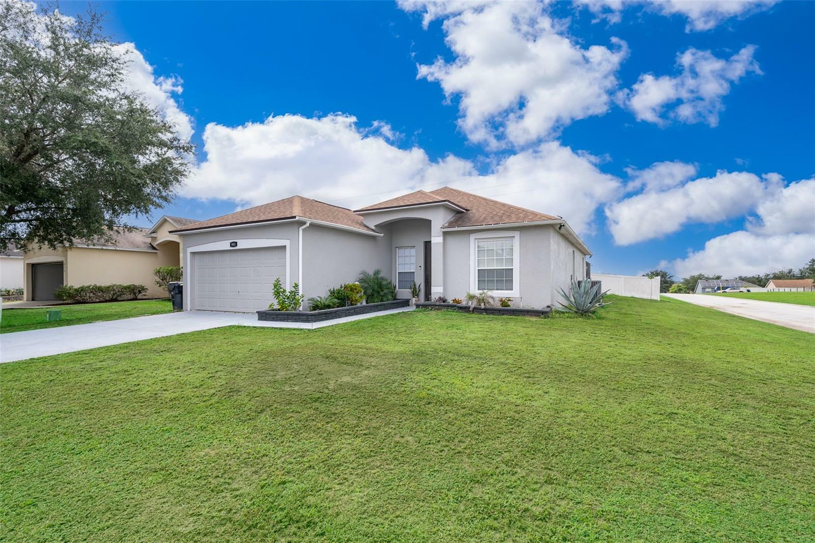 Property Photo:  905 Knollwood Drive  FL 33837 