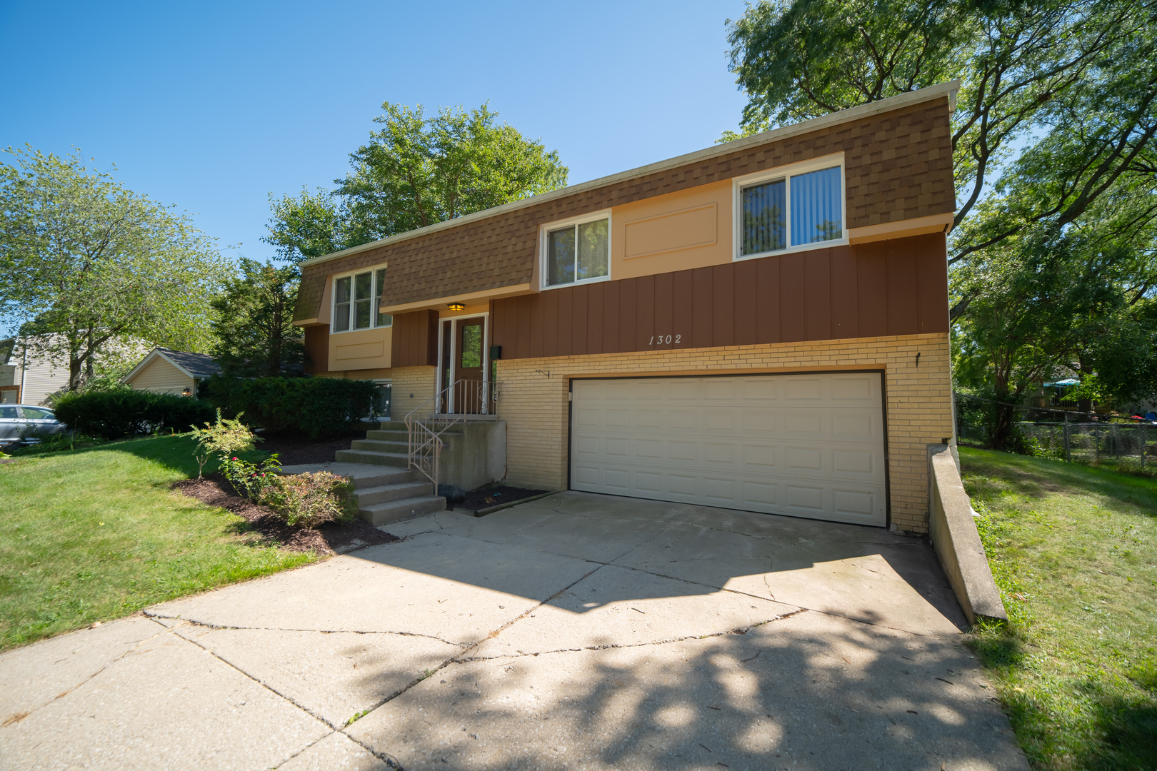 Property Photo:  1302 Oxford Lane  IL 60189 