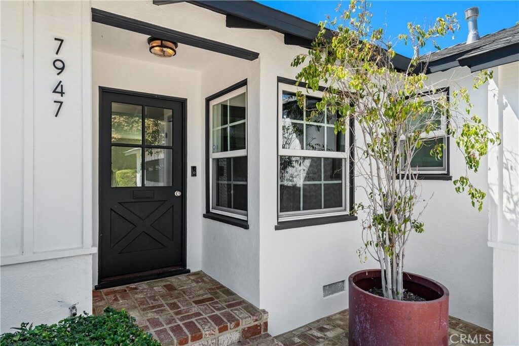 Property Photo:  7947 Amestoy Avenue  CA 91406 