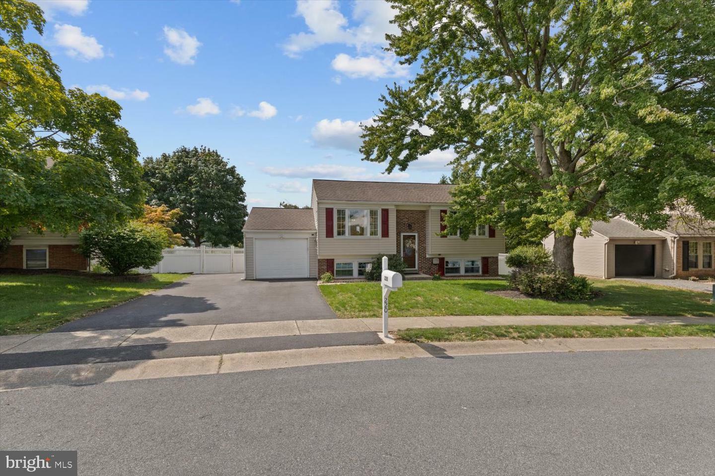 Property Photo:  220 Derbyshire Road  PA 17601 