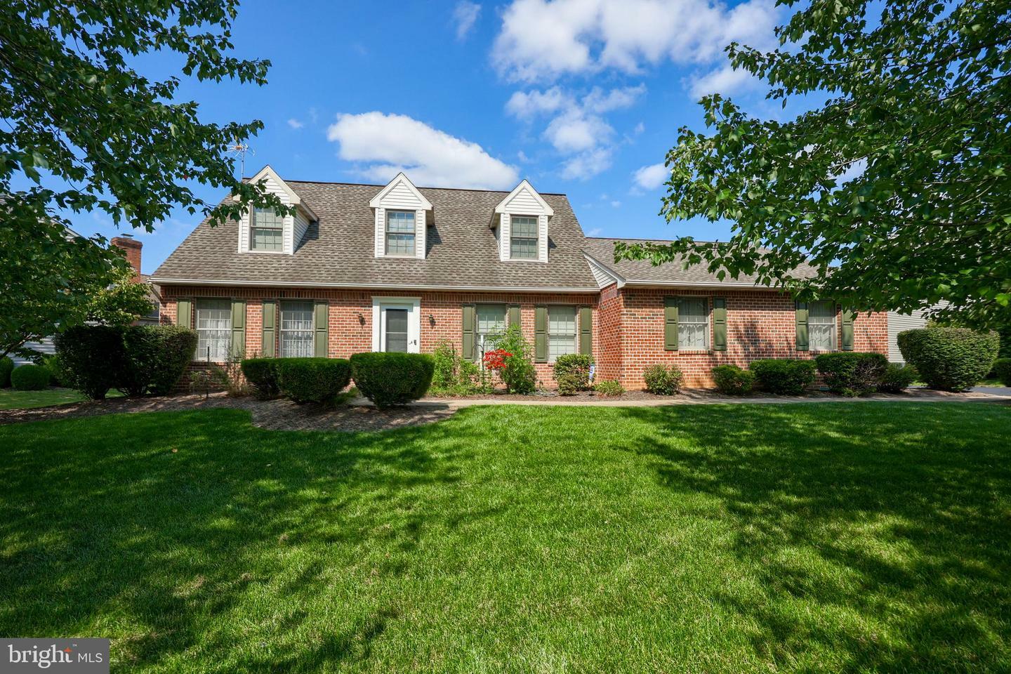 Property Photo:  142 Langford Circle  PA 17601 