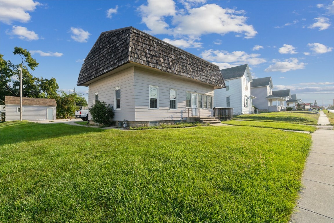 Property Photo:  742 8th Avenue  IA 52302 