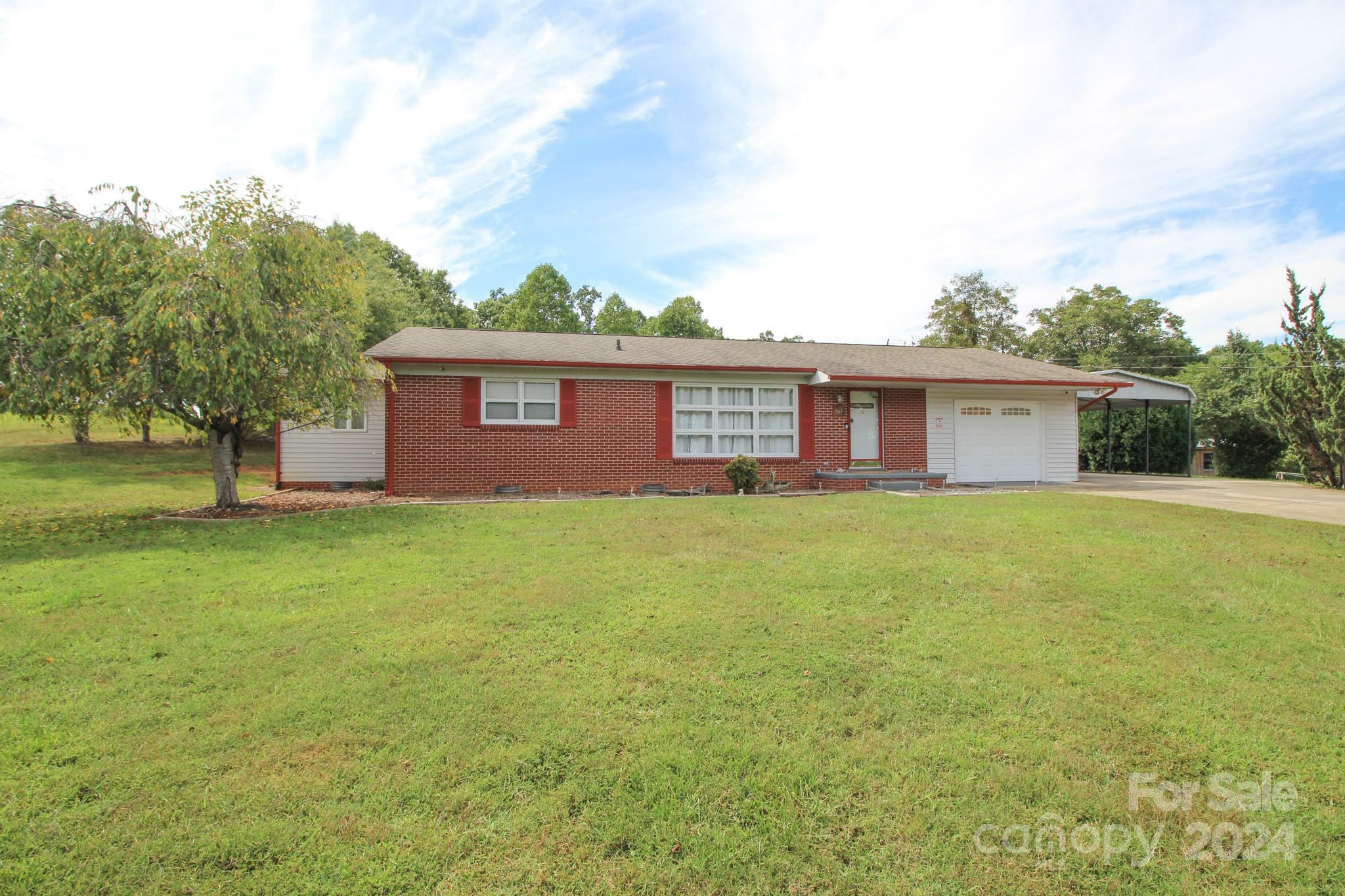 Property Photo:  507 Pea Ridge Street  NC 28655 