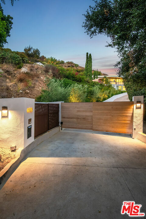 Property Photo:  6825   Mulholland Dr  CA 90068 