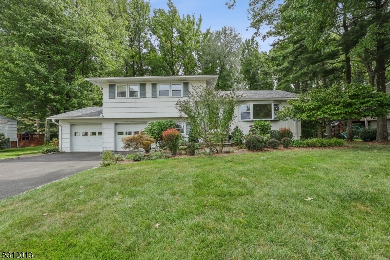 Property Photo:  748 Tamaques Way  NJ 07090 