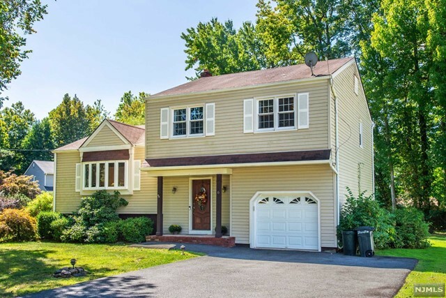 Property Photo:  6 Pine Tree Place  NJ 07006 