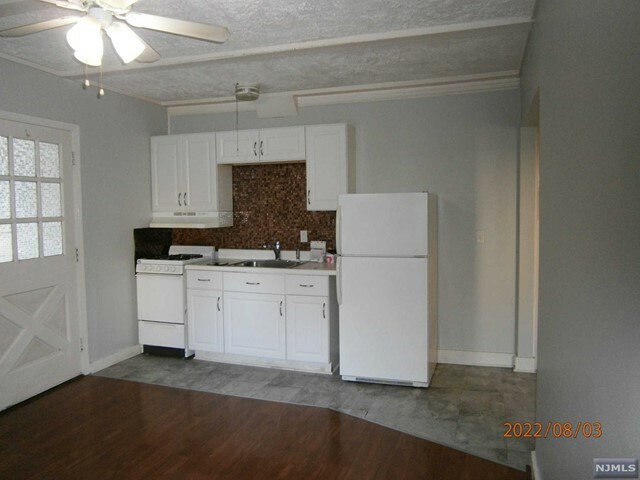 Property Photo:  7 Ringwood Avenue Apt B  NJ 07465 