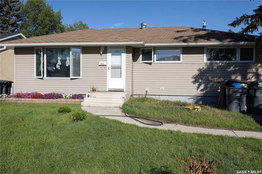 Property Photo:  814 W Avenue N  SK S7L 3H4 