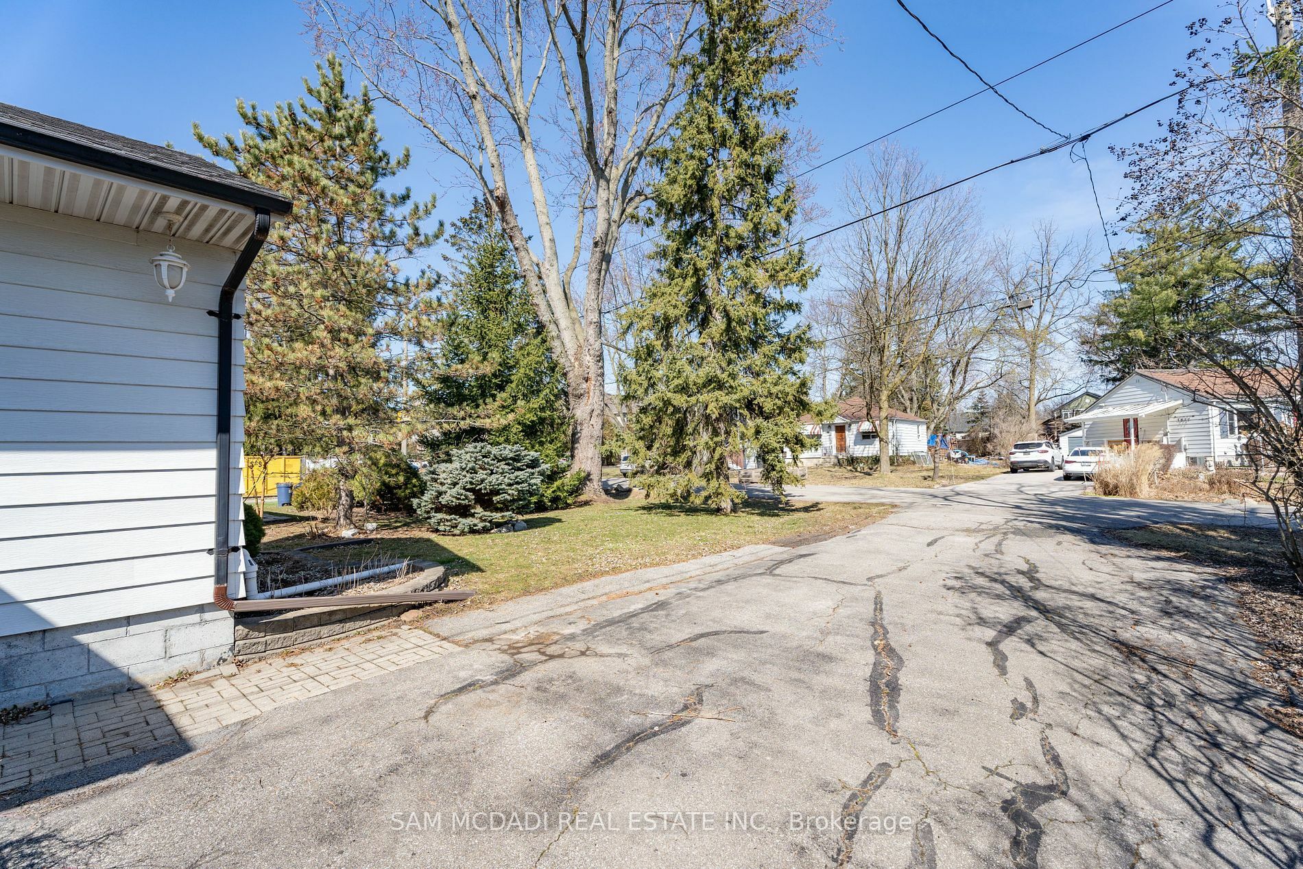 Photo de la propriété:  1218 Lakebreeze Dr  ON L5G 3W6 