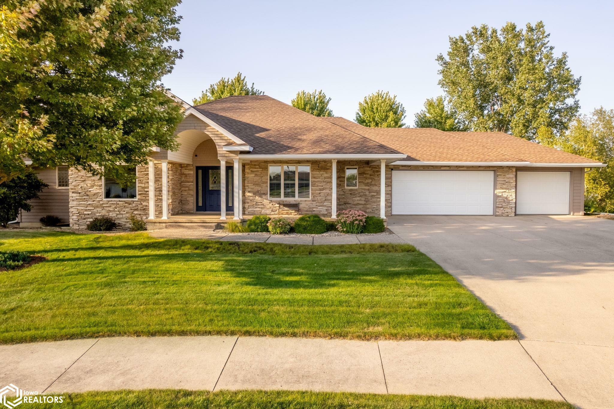 Property Photo:  5 Creekside Court  IA 50401 