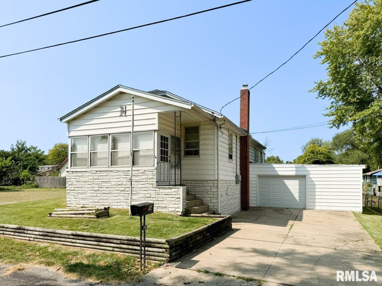 Property Photo: 2119 E Wren Street IL 61616