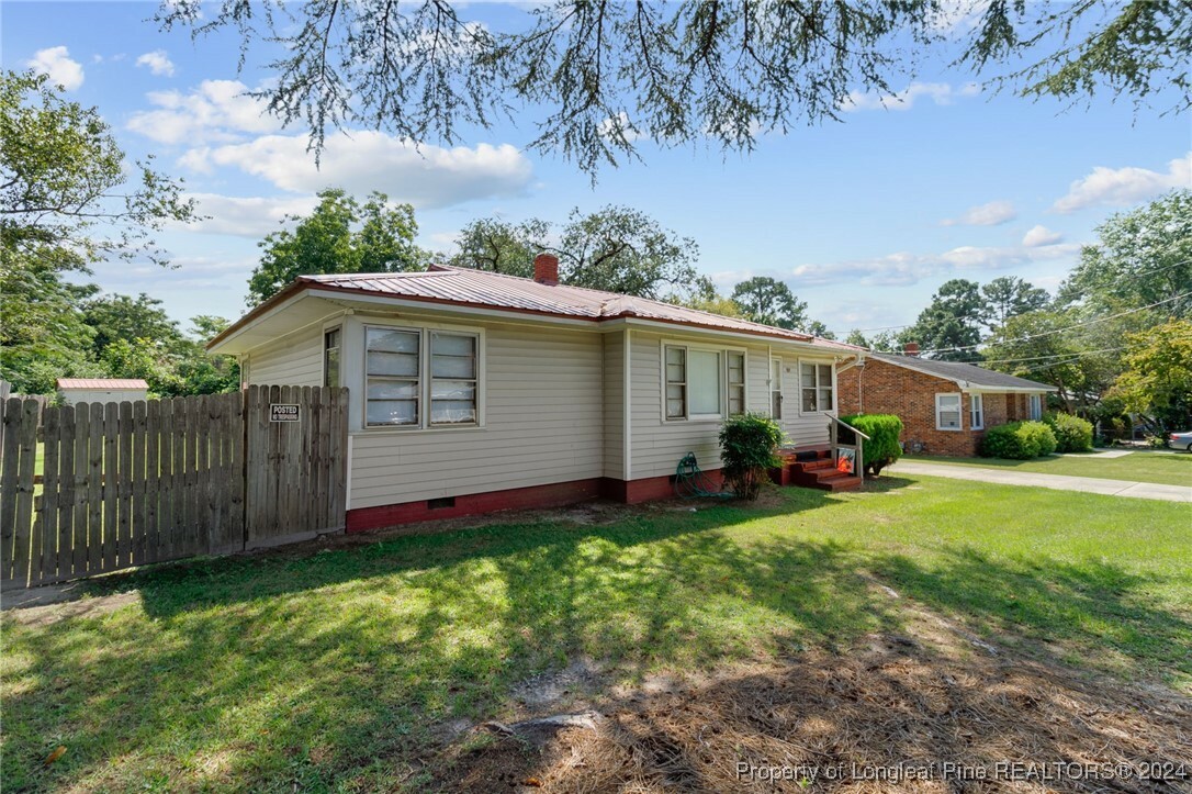 Property Photo:  909 Sandalwood Drive  NC 28304 