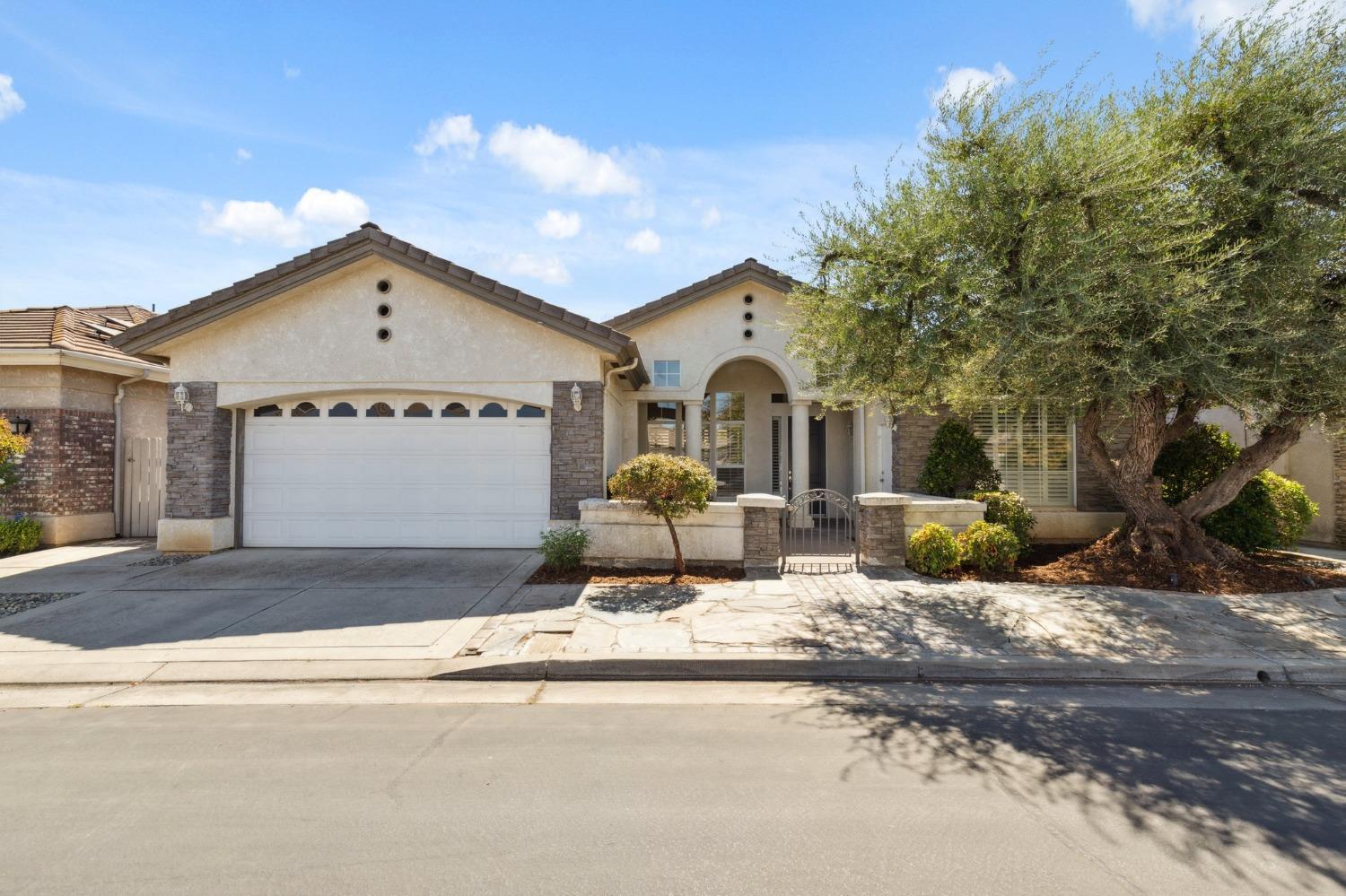 Property Photo:  905 E Green Acres Drive  CA 93720 