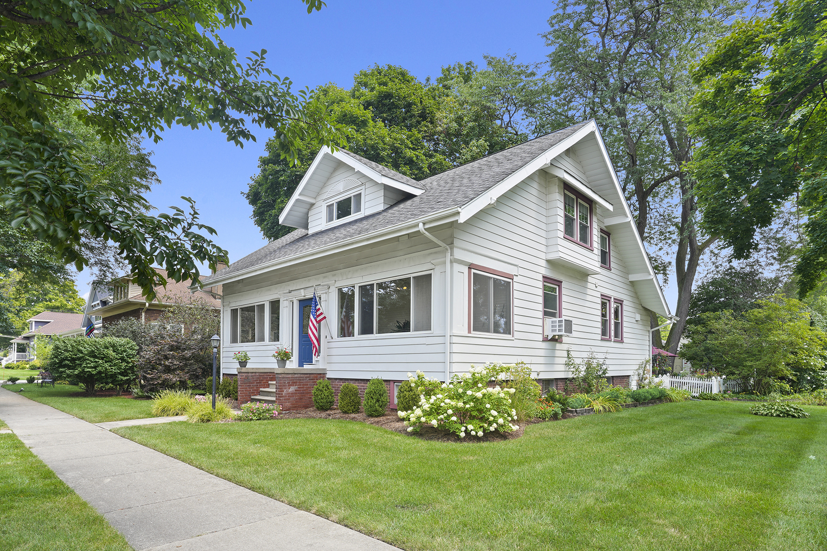 Property Photo:  401 N Pine Avenue  IL 60004 