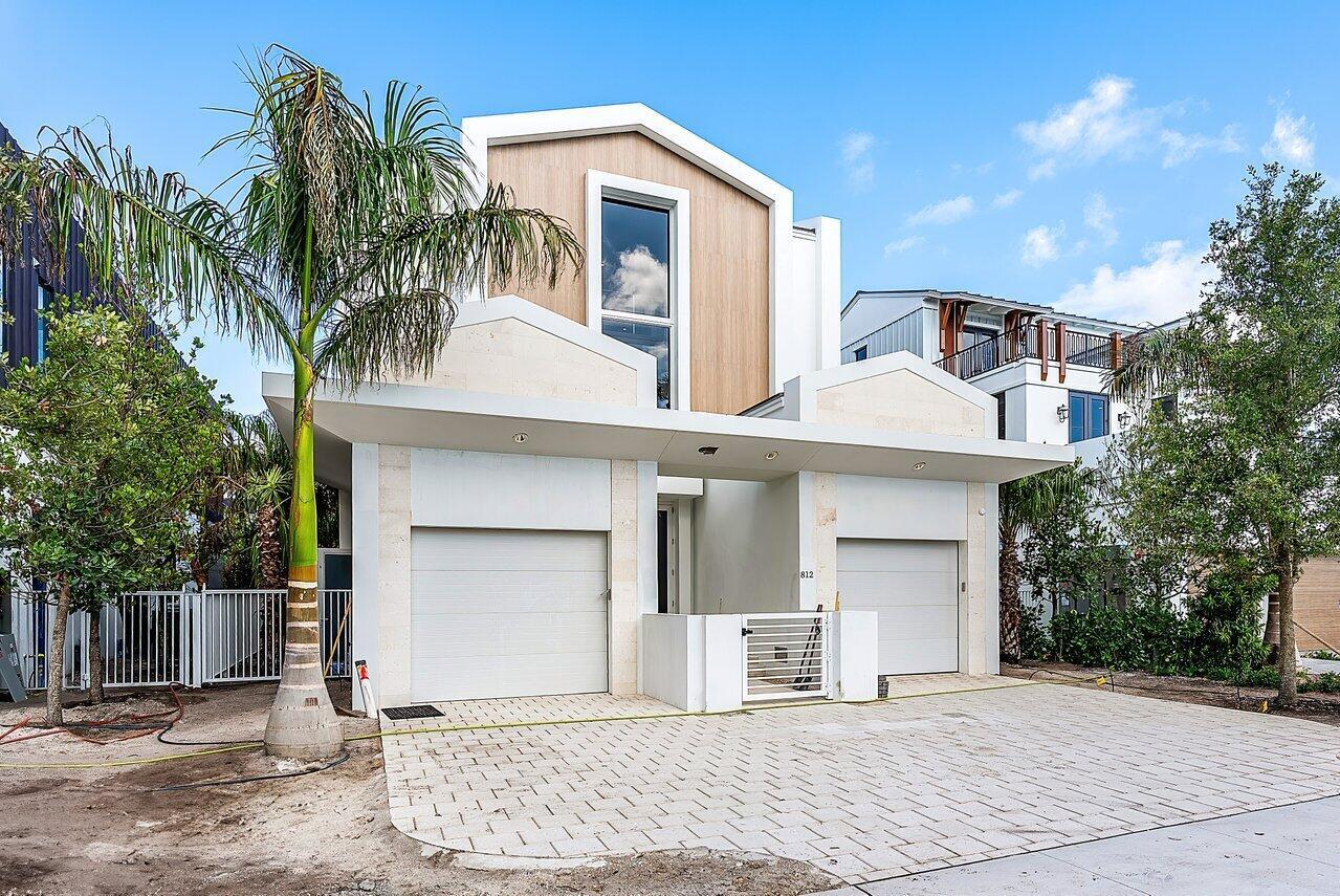 Property Photo: 812 Palm Trail FL 33483