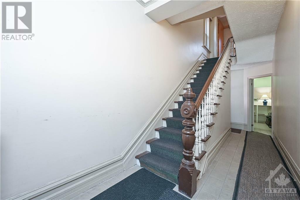 Property Photo:  353 Waverley Street West  ON K2P 0W4 