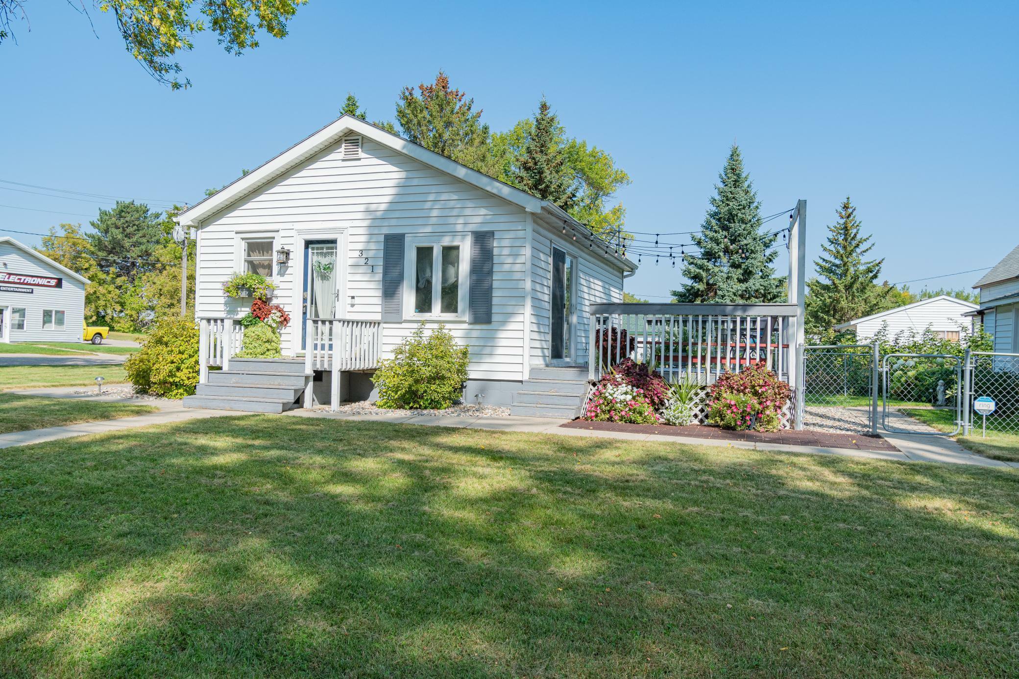 Property Photo:  321 Roosevelt Street  MN 56308 