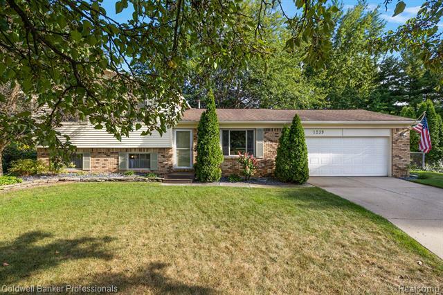 Property Photo:  1239  Queens Drive  MI 48371 