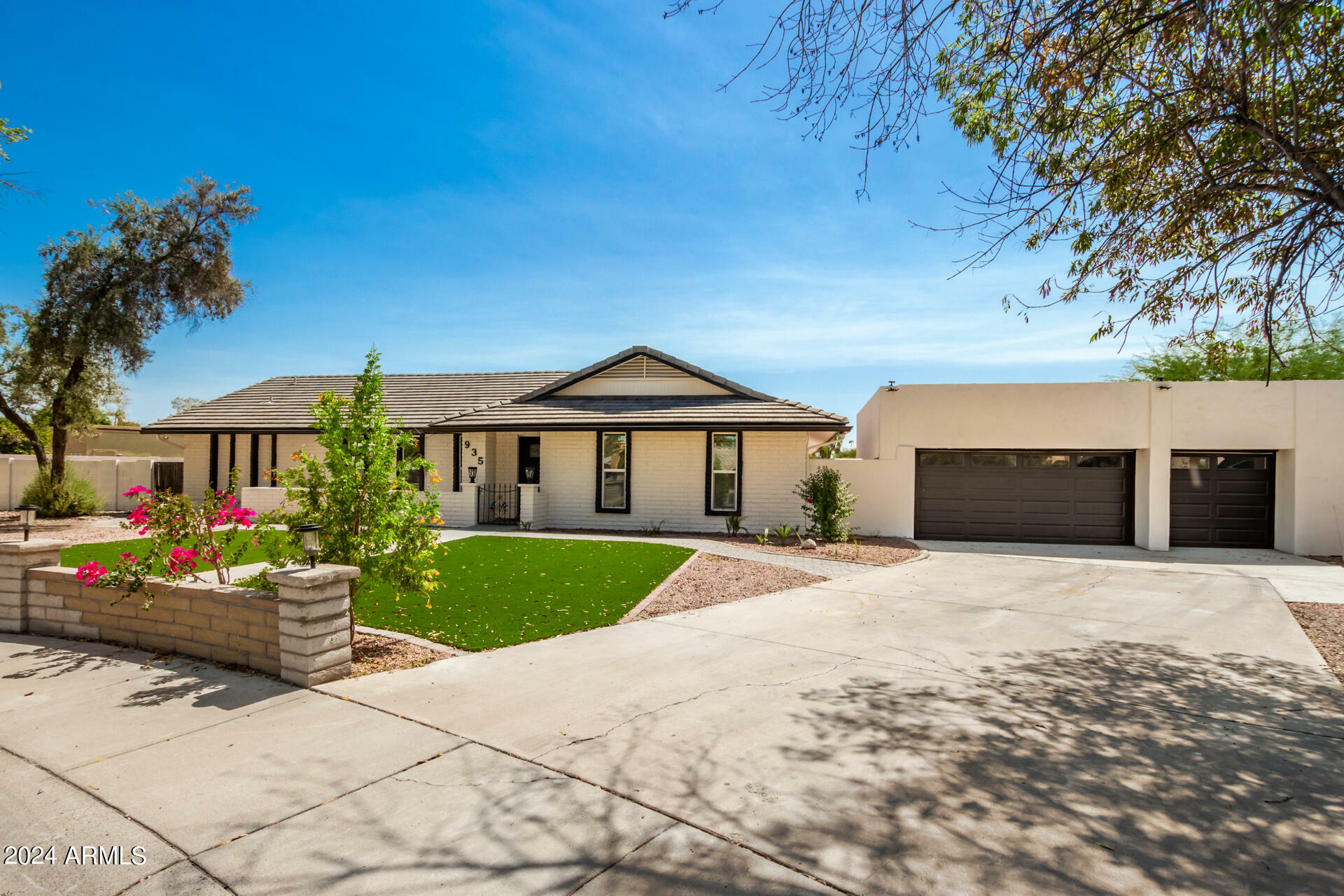 Property Photo:  935 E Libra Drive  AZ 85283 