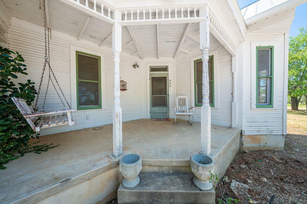 Property Photo:  807 Eagle St  TX 78624 