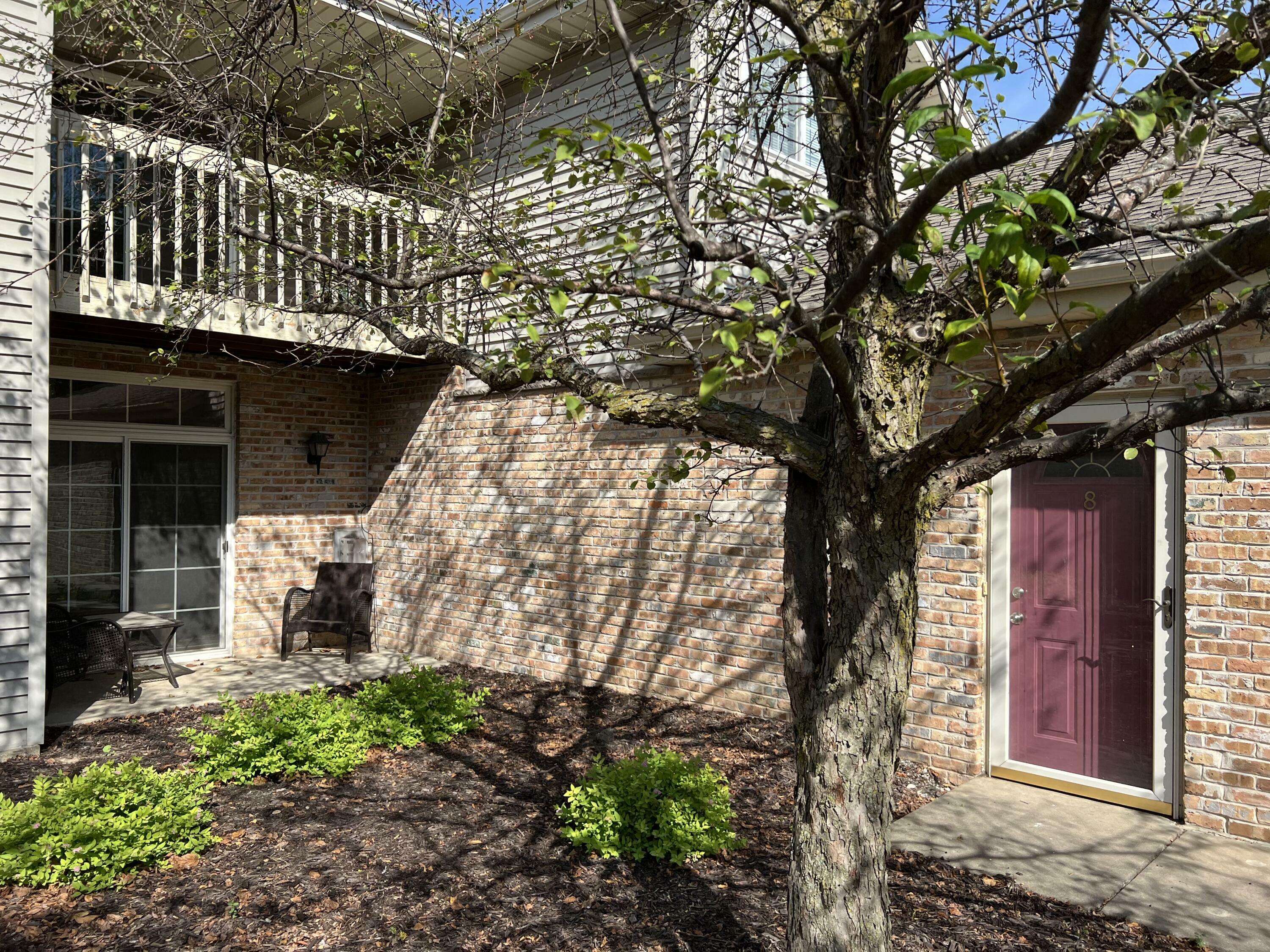 Property Photo:  210 W Oak Leaf Dr 8  WI 53154 