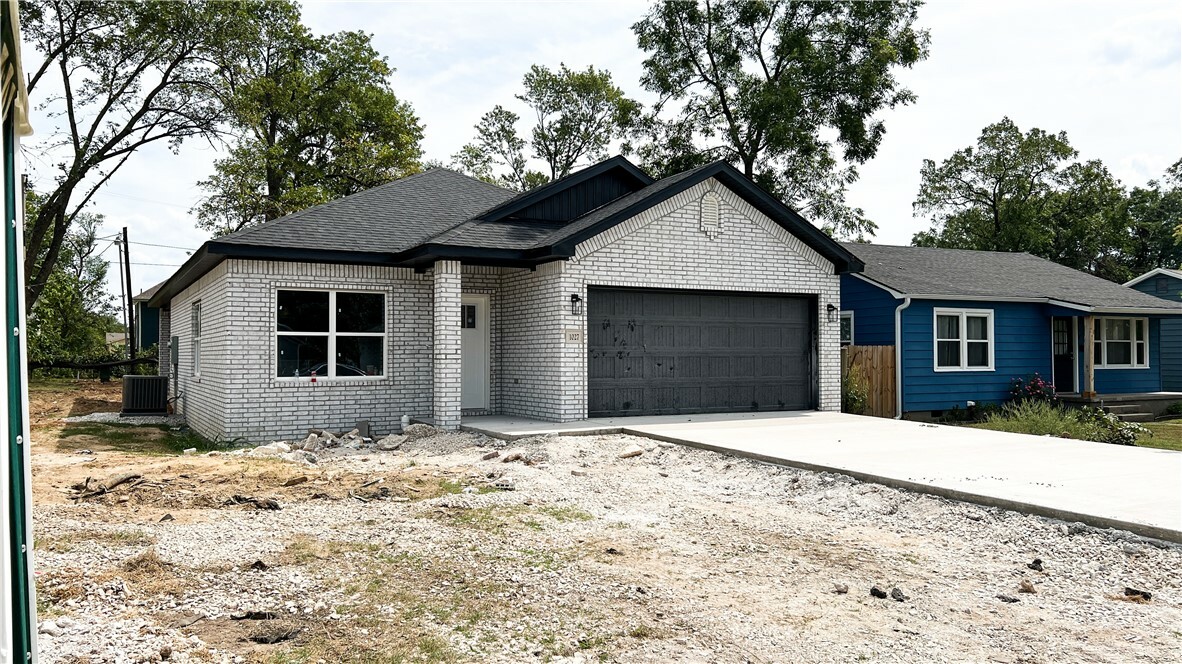 Property Photo:  1027 S Arkansas Street  AR 72756 