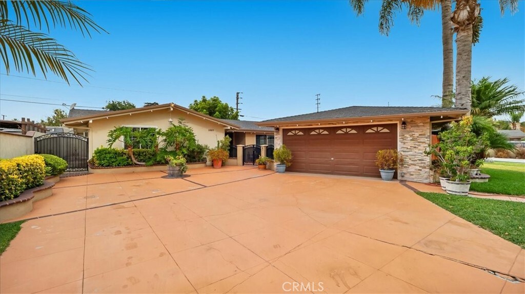 Property Photo: 1337 N Aetna Street CA 92801