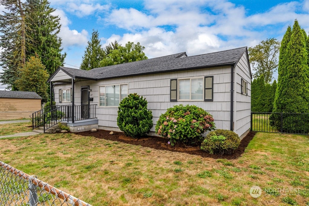 Property Photo:  107  16th Street SE  WA 98002 