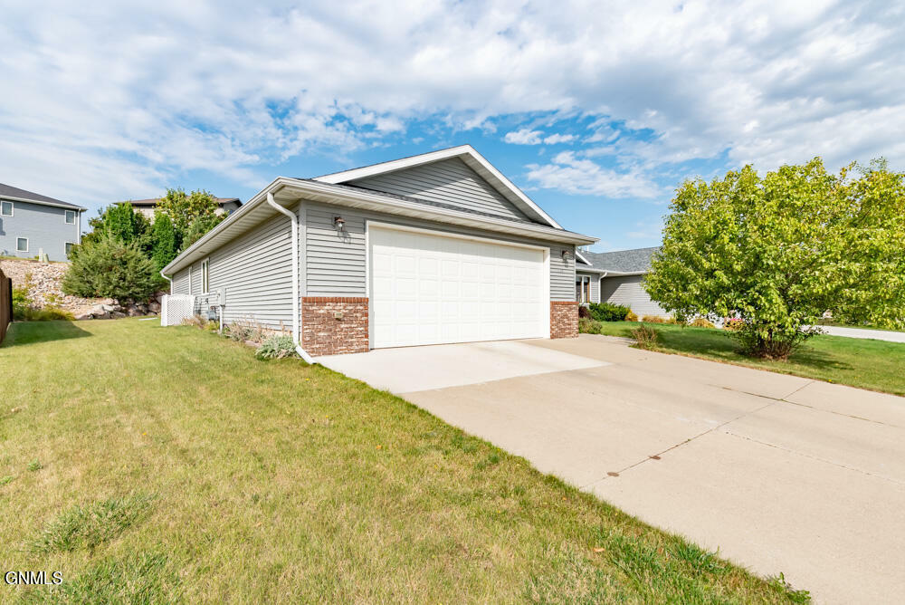 Property Photo:  1130 N 33rd Street  ND 58501 