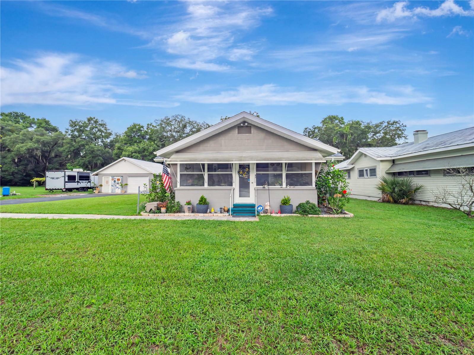 Property Photo:  723 N Warfield Avenue  FL 34785 