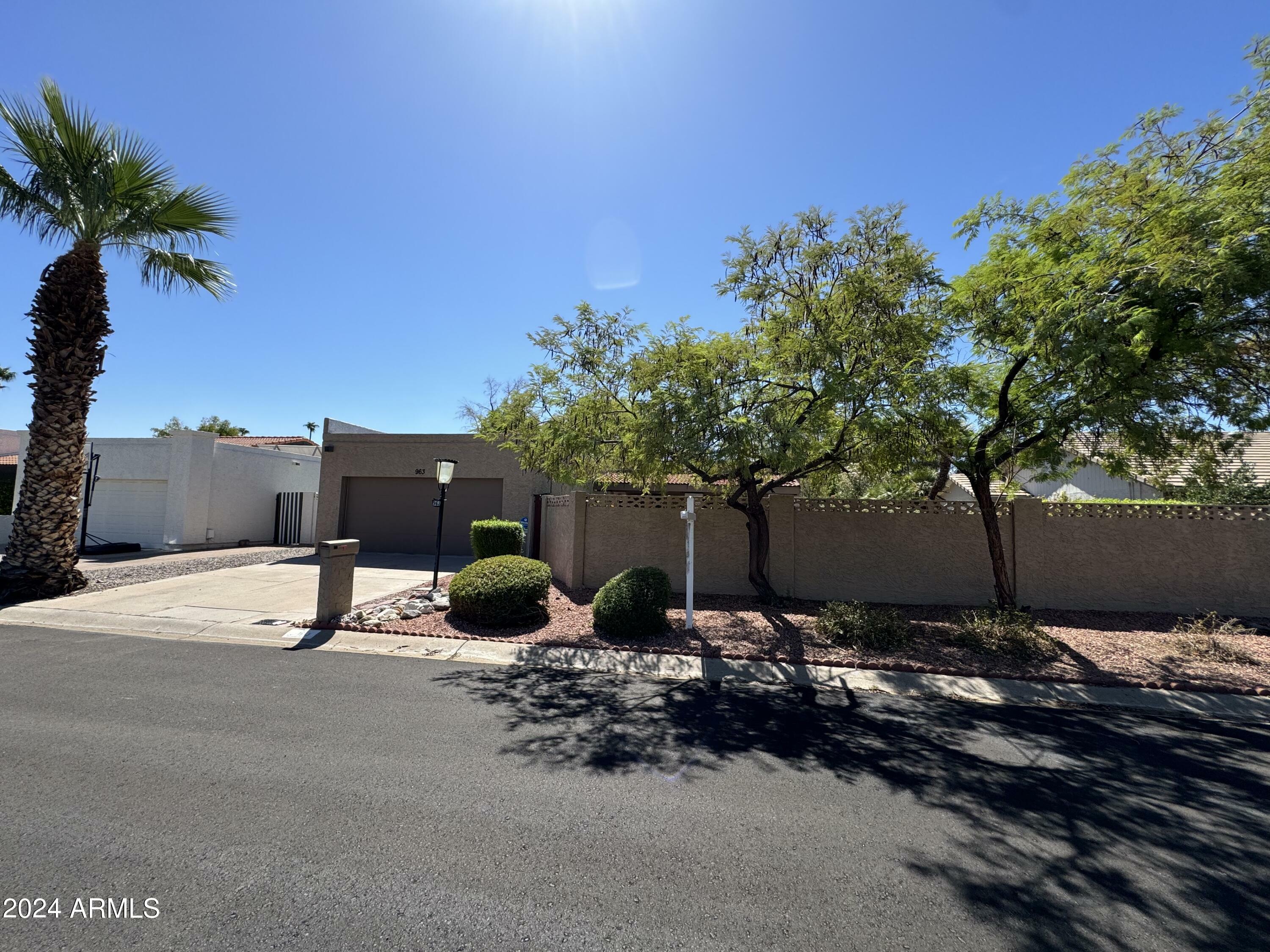 Property Photo:  963 E Leeward Lane  AZ 85283 