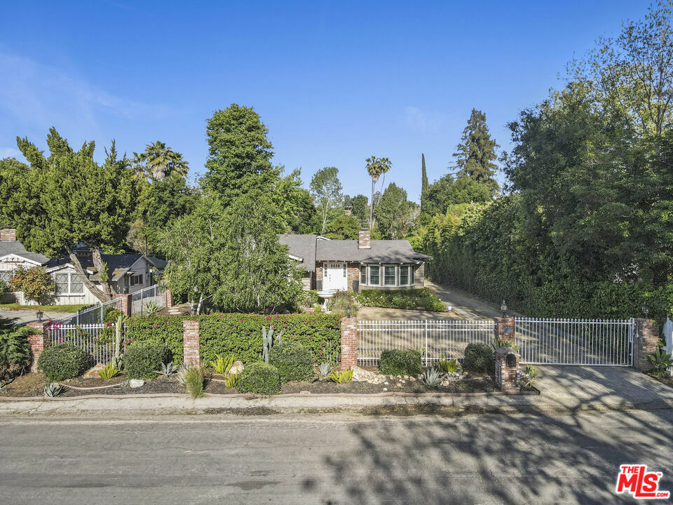 Property Photo:  5100   Bascule Ave  CA 91364 