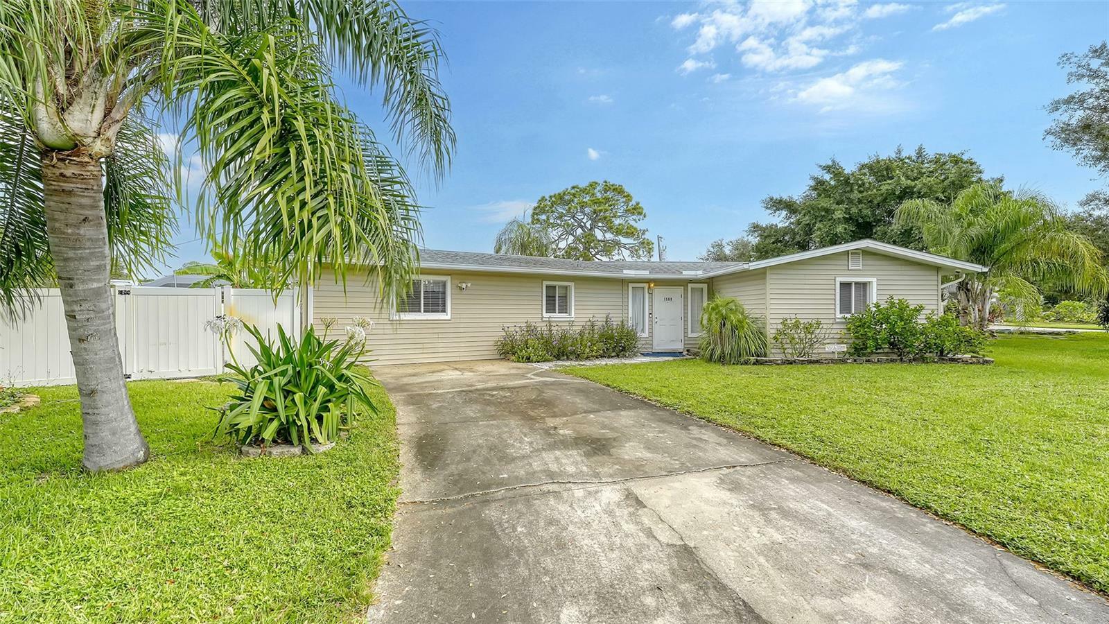 Property Photo:  1560 Poinciana Road  FL 34293 